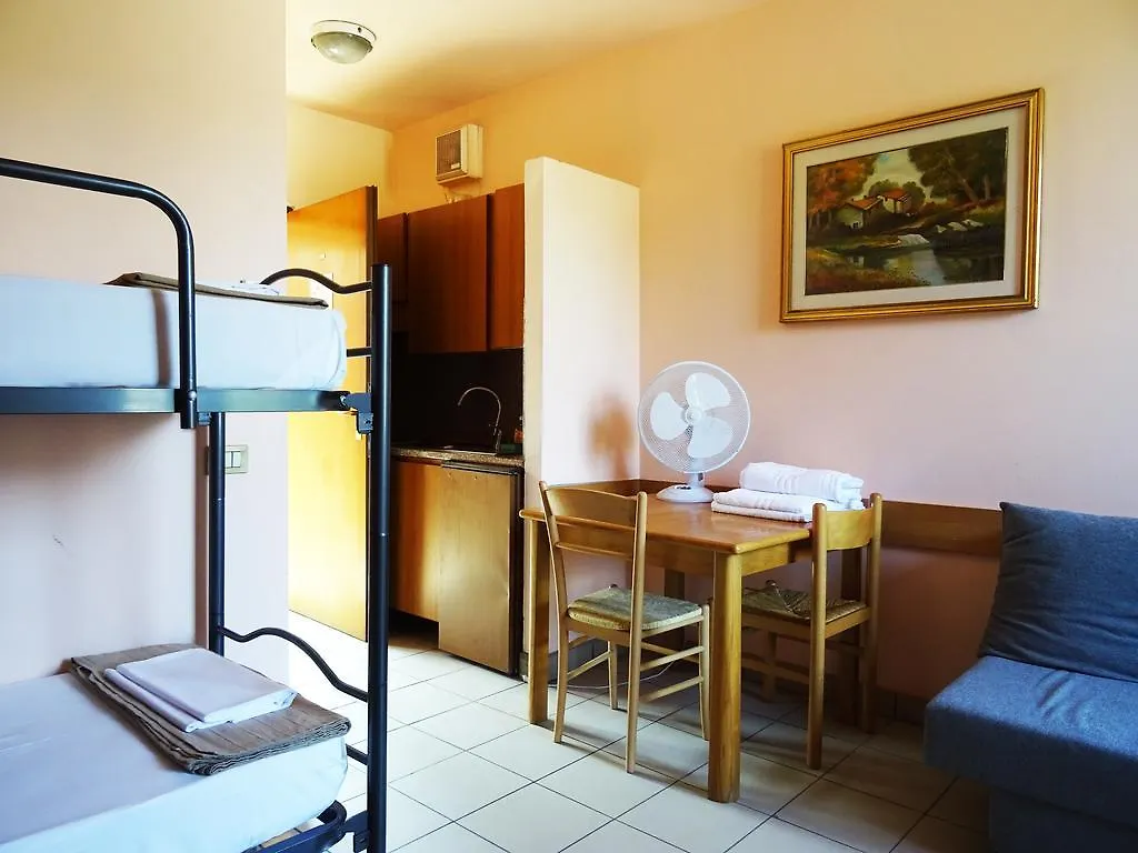 Camnago Volta Victoria Hotels Carso מלון דירות Camnago Volta